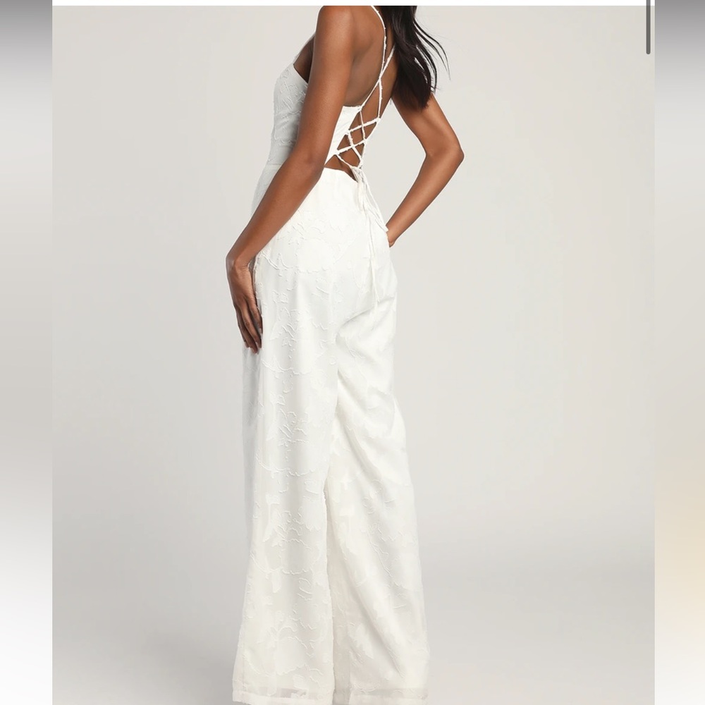 Lulu’s NWT brand new White Floral Lace up romper
